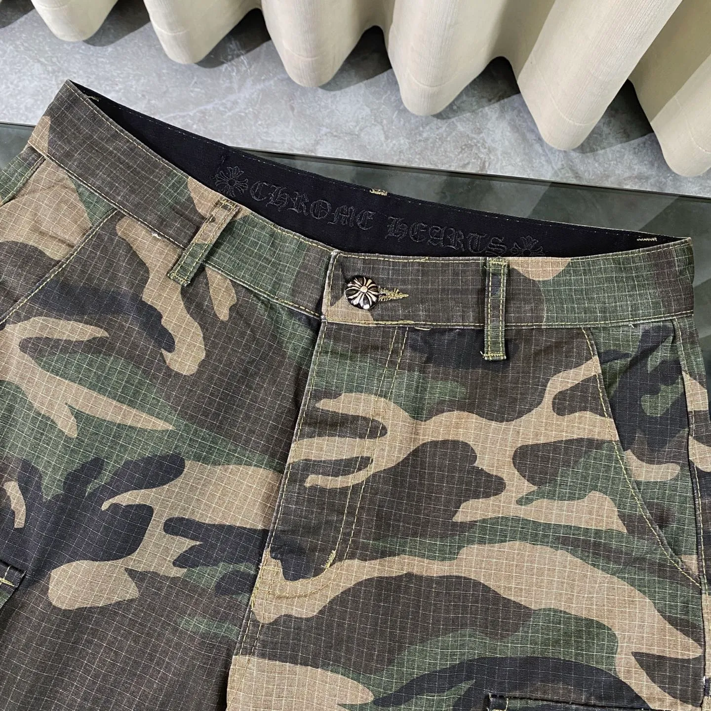 P280 CH Chromehearts camouflage work jeans, priced at 34W level, patchwork cross pattern embellishment, washed jeans! ! An absolutely high-end luxury product, a 1.9W-level god-level single product, a super popular product, made by top heavy industry, a magic weapon that cannot be missed! [About Zangyin] This is an extremely luxurious fashion brand that can also be called the aristocracy of the high street. It has always been an exclusive brand for some hipsters or rich second generations. Compared with ordinary high streets, it is more luxurious and noble. Compared with luxury brands, it is more fashionable and individual. It has always been a brand that I have a special liking for. [Top heavy industry fashion design] Consistently high-street luxury style. Speaking of this style, the Zangyin family and GU family are definitely the leading representative brands. Especially the Zangyin family has really achieved a state-of-the-art effect in creating high-street style. The unique washed material is used to create this style. The color system is already quite eye-catching. After it is decorated with patchwork cross flowers, it cleverly highlights the charm of the brand. Secondly, this style uses classic The high-waist cutting design highlights the long legs and fashionable temperament of the upper body. The brand is highly recognizable and the slim fit configuration is more suitable for daily wear. It is a product that interprets personality, fashion, and specifications at a glance. This single product is enough to make any fan excited. It can be a white T-shirt for a youthful college style, or a tight suspender for a royal style. It has strong matching ability and can be easily controlled by men.  [Materials and craftsmanship] Needless to say, this point goes without saying. As an excellent craftsman brand, Zangyin’s requirements for details and craftsmanship are really perfect. The washed color of this model has gone through so many processes, not to mention the embellishment of denim appliques. It is also purely hand-made and sewn. Just like what they believe in, only hand-made things have soul and have the meaning of wear. A top-notch heavy-duty fashionable denim item, I look forward to your perfect interpretation! !  Color: Camouflage Size: 28-36